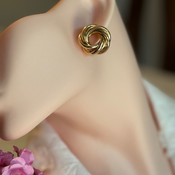 NEW | 14K Gold Plated Elegant Floral Design Earrings ⚜️ - Picture 3 of 4